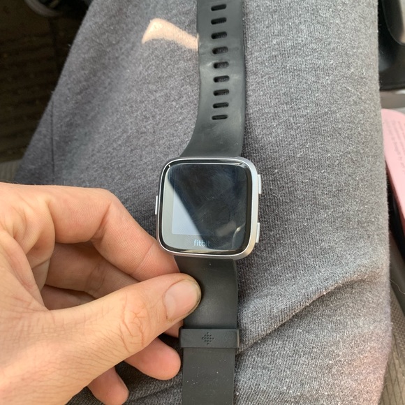Fitbit Versa - Picture 2 of 3